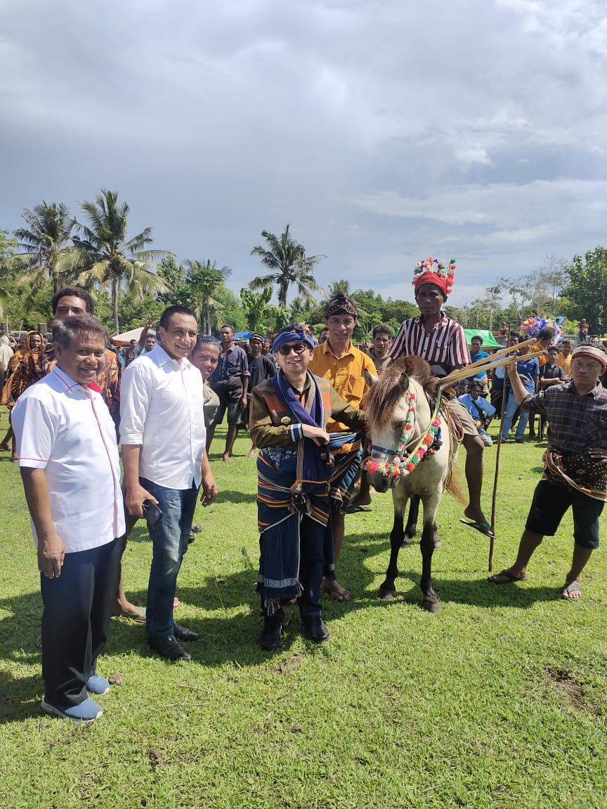 Penjabat Gubernur NTT Serahkan Bantuan Rehabilitasi Rumah Adat di Kabupaten SBD