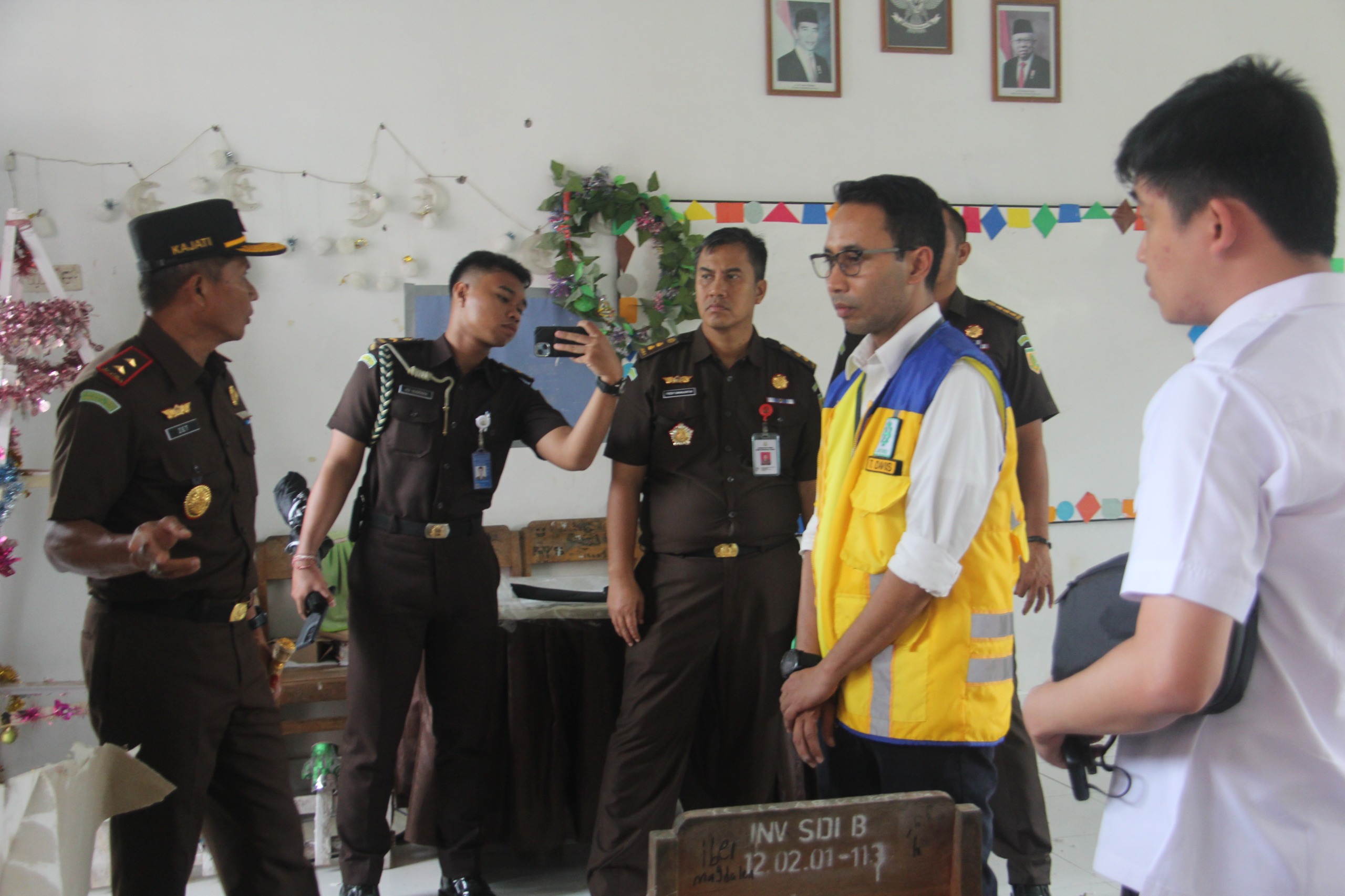 Kajati NTT Tinjau Langsung Insiden Robohnya Plafon di Sejumlah Sekolah Dasar Kota dan Kabupaten Kupang