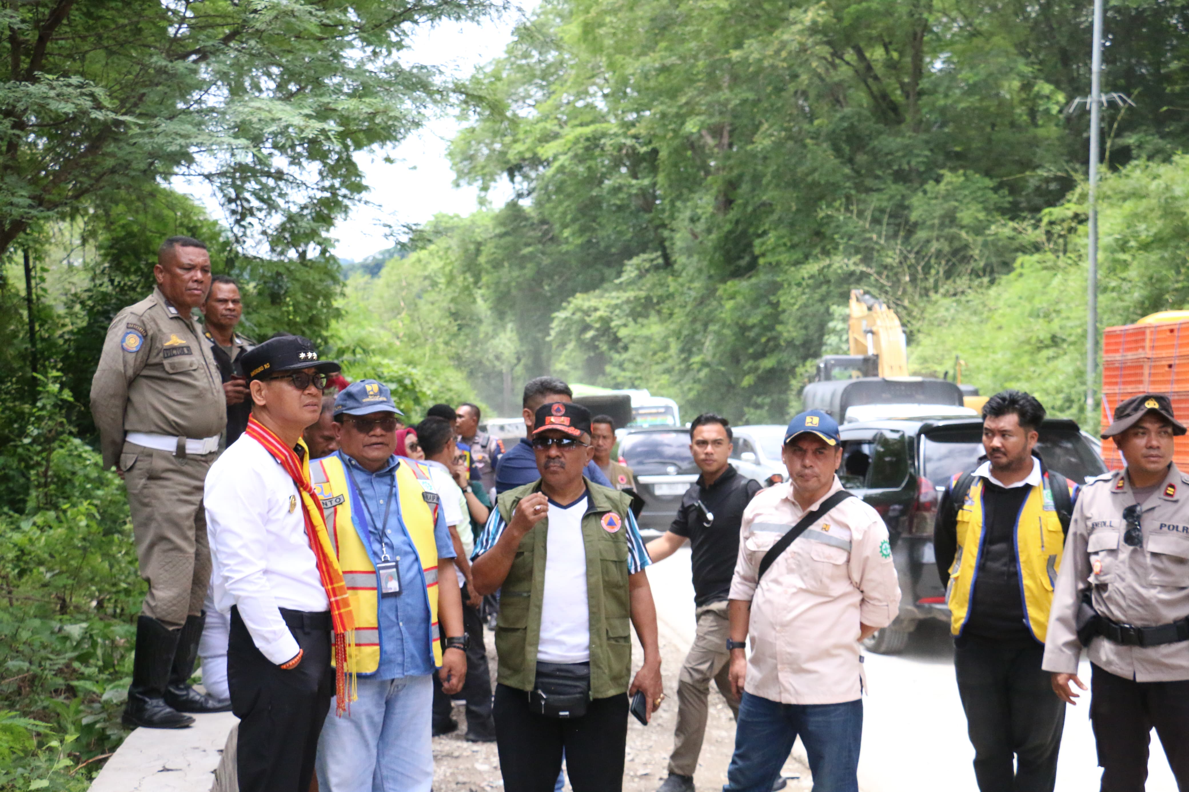 Pj. Gubernur NTT dan Kepala BPJN NTT Tinjau Lokasi Longsor di Batu Putih,  Kabupaten TTS