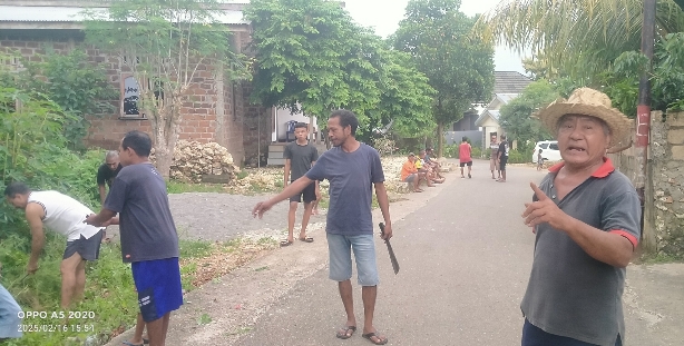 Ketua RT 11, Kelurahan Maulafa Pimpin Warga Kerja Bakti Bersihkan Lingkungan