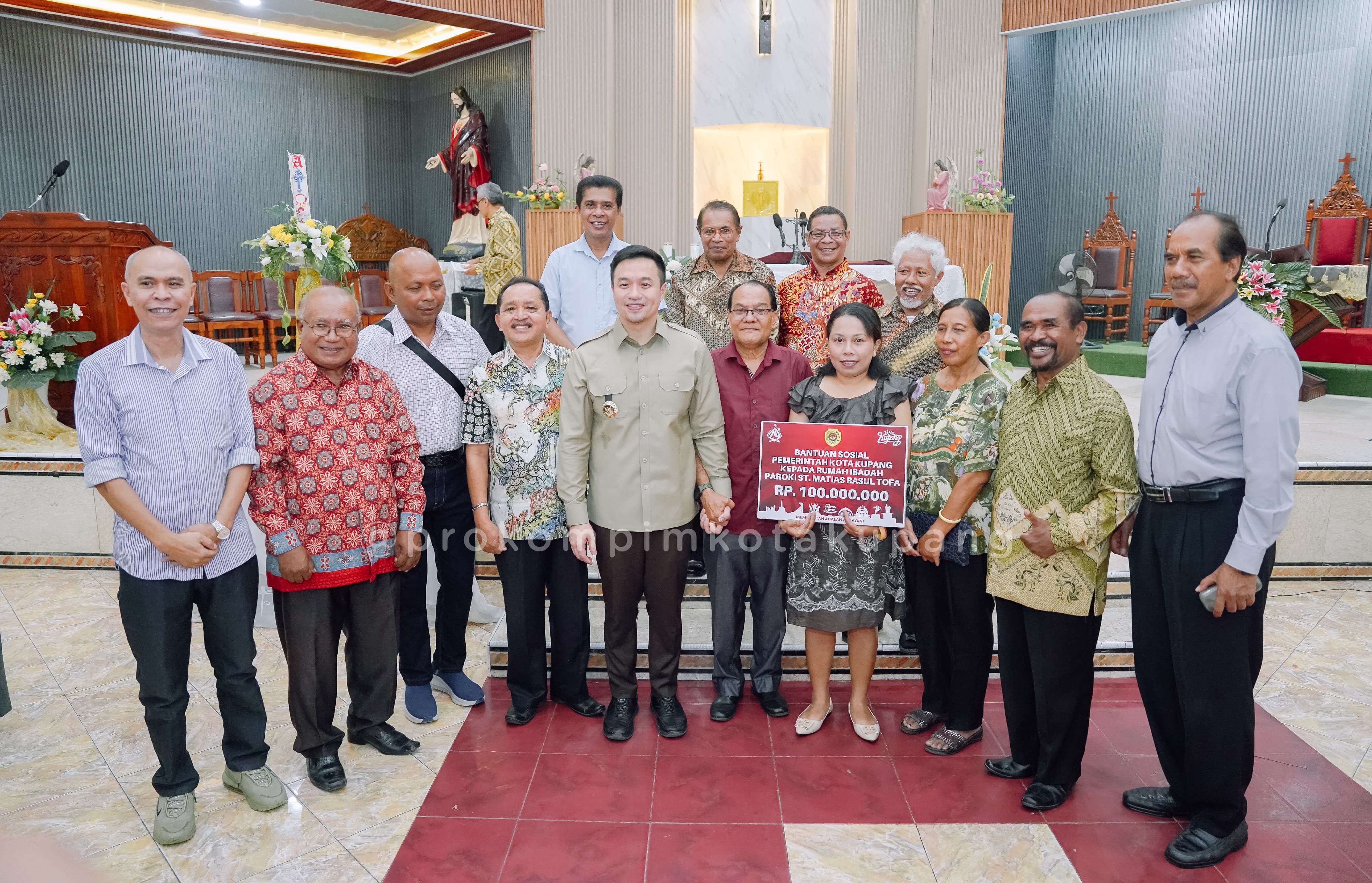 Wali Kota Kupang Serahkan Bantuan kepada Gereja St. Mathias Rasul Tofa