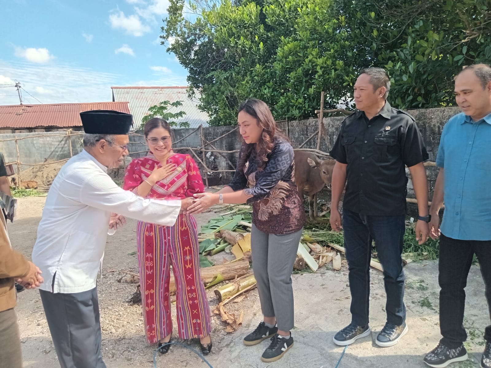 Wakil Wali Kota Serahkan Hewan Kurban di Masjid Darusalam Sikumana