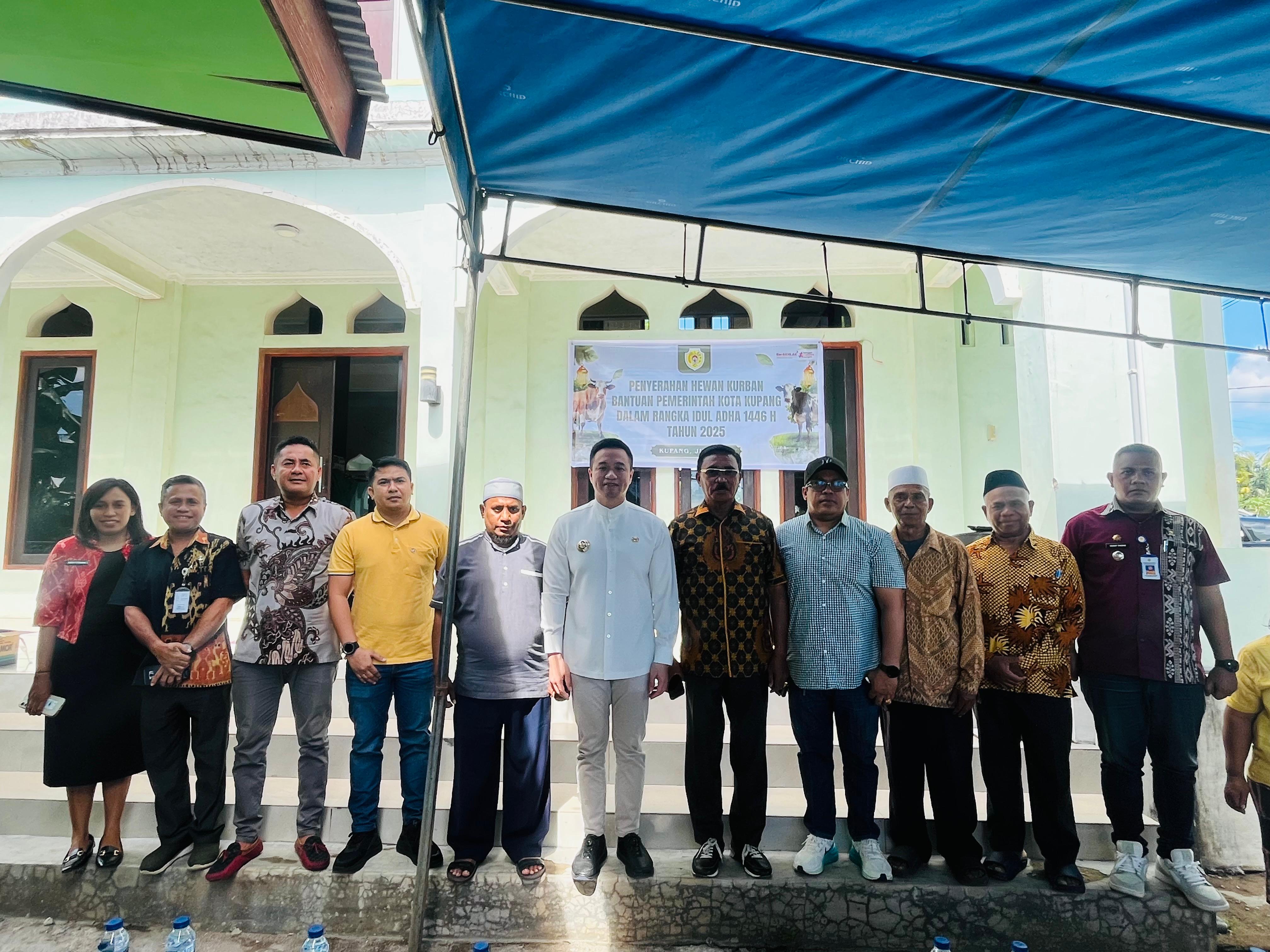 Wali Kota Kupang Serahkan Hewan Kurban di Masjid Nurul Yakin Bakunase