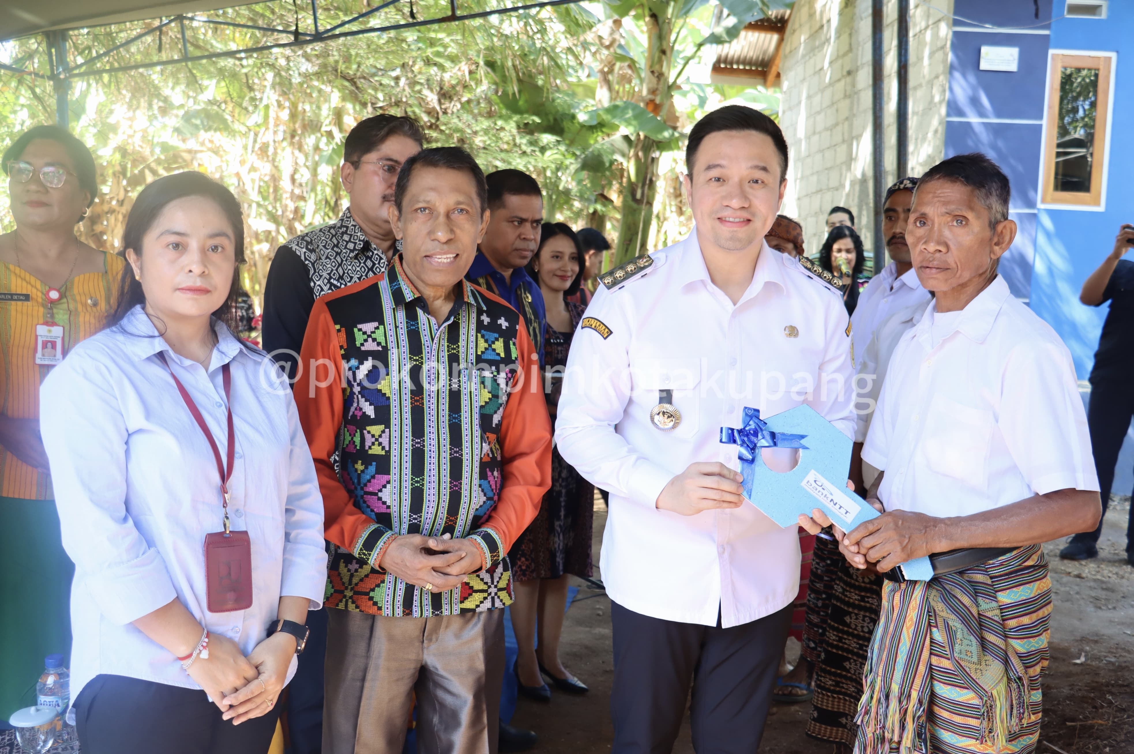 Pemkot Serahkan Bantuan Rumah Layak Huni dari Dana CSR Bank NTT kepada Warga Naikolan