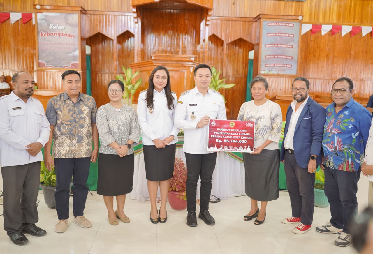 Pemkot Kupang Serahkan Bantuan Sosial Keagamaan