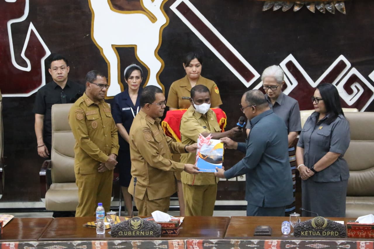 Gubernur dan Wakil Gubernur NTT Hadiri Rapat Paripurna ke-39, Sampaikan Nota Keuangan Perubahan APBD 2025