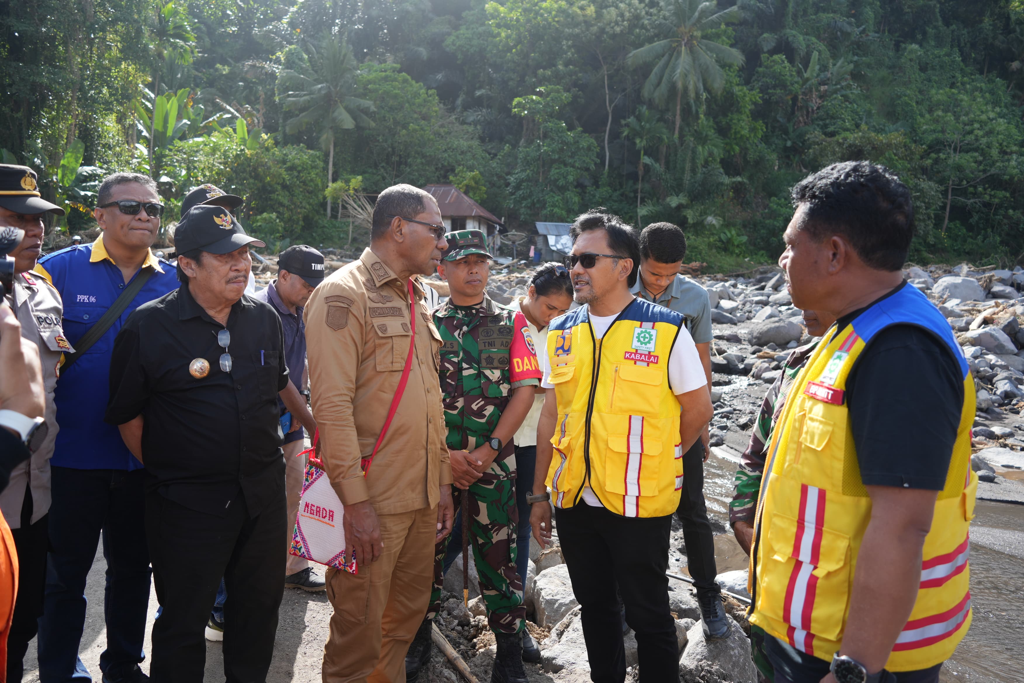 Tinjau Lokasi Banjir Bandang Nagekeo , Wakil Gubernur NTT  Pastikan Penanganan Cepat dan Tepat Sasaran