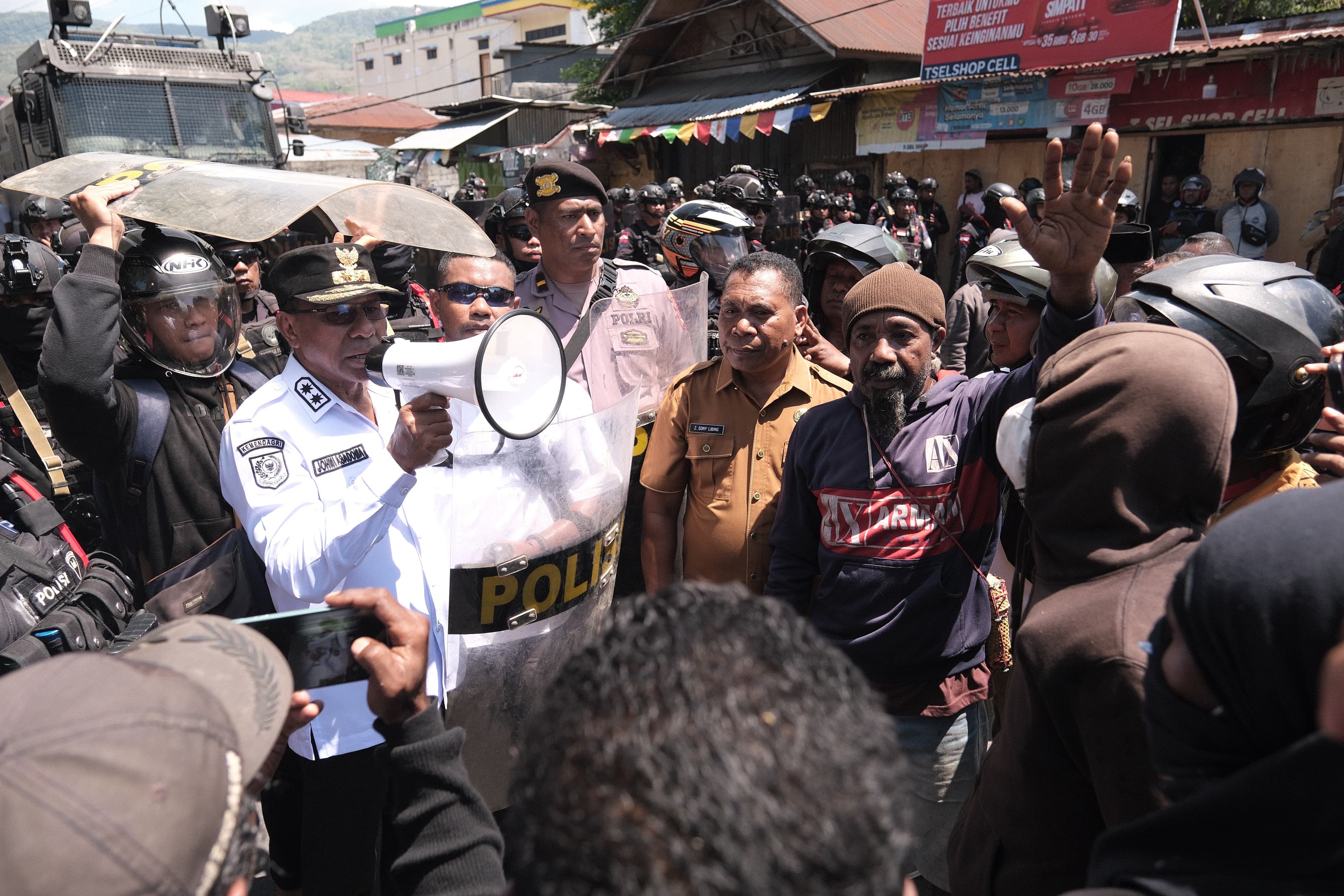 Temui Massa, Wakil Gubernur NTT Turun Langsung Redam Konflik di Kalabahi