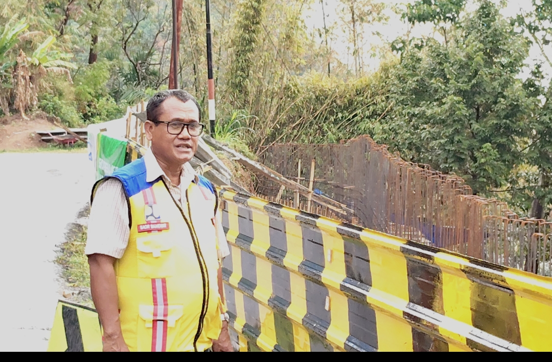 BPJN NTT Tangani Longsoran  Ruas Jalan Simp.Tiga Jalan  Wae Mata – Malwatar