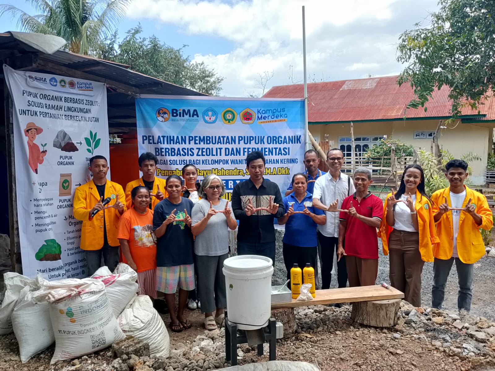 Dosen Undana Kupang Latih KWT Amenia Produksi Pupuk Organik Berbasis Zeolit