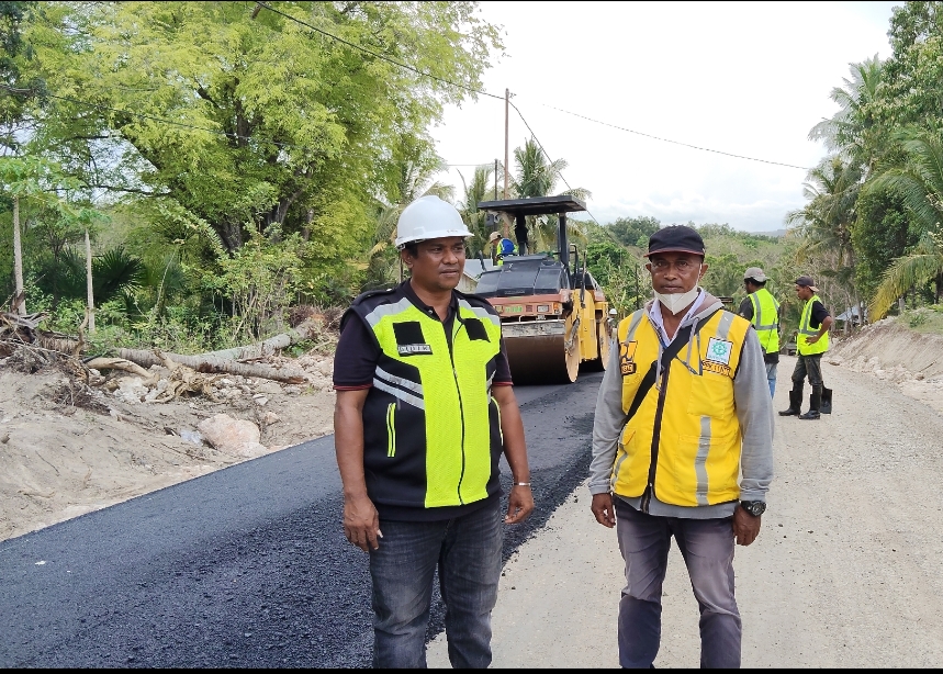 Paket IJD Ruas Jalan Silu–Oemofa Yang Ditangani PT Cahaya Berlian Jaya Abadi Mulai di Aspal 