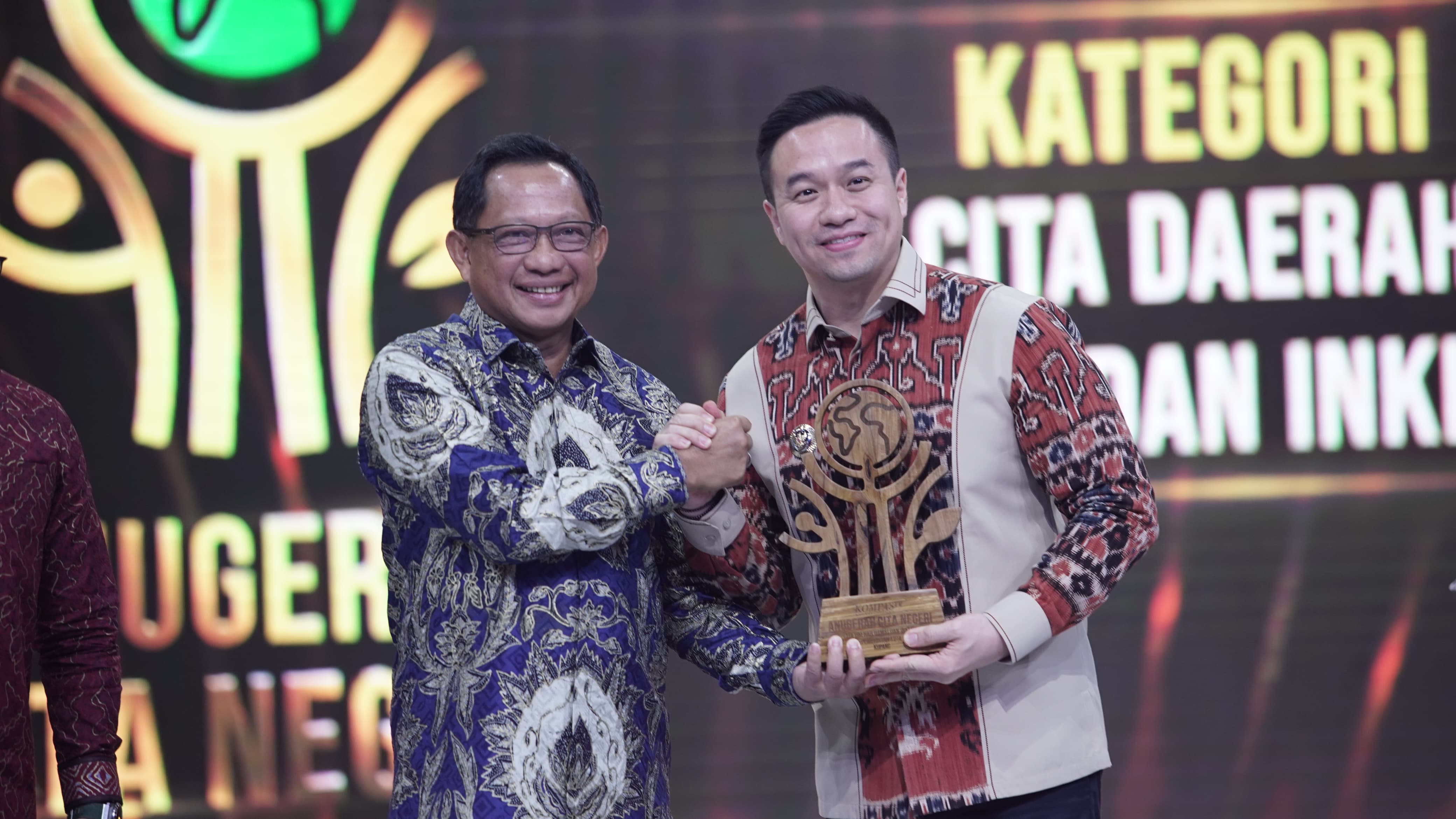 Wali Kota Kupang Terima Penghargaan “Cita Daerah Damai dan Inklusif” dari Kompas TV