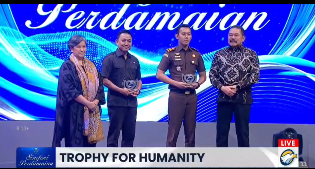 Kasi Pidum Kejari Sikka Terima Trophy for Humanity dari Jaksa Agung RI