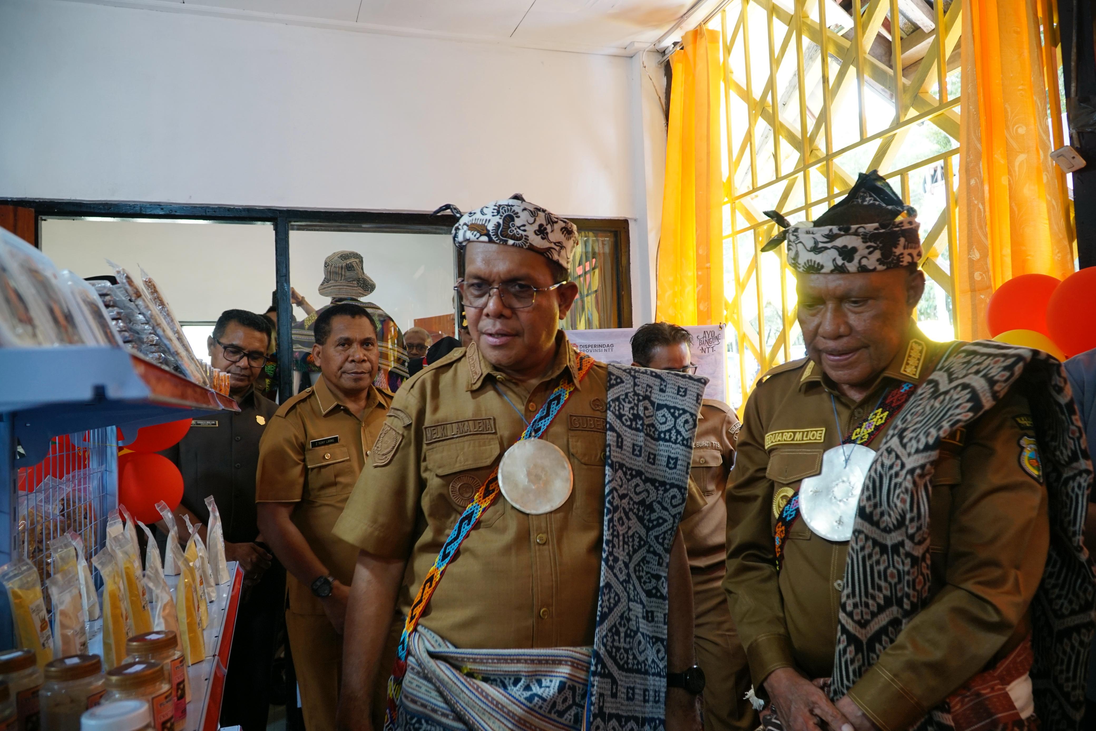 Gubernur Melki Laka Lena Resmikan NTT Mart by Dekranasda Kabupaten TTS
