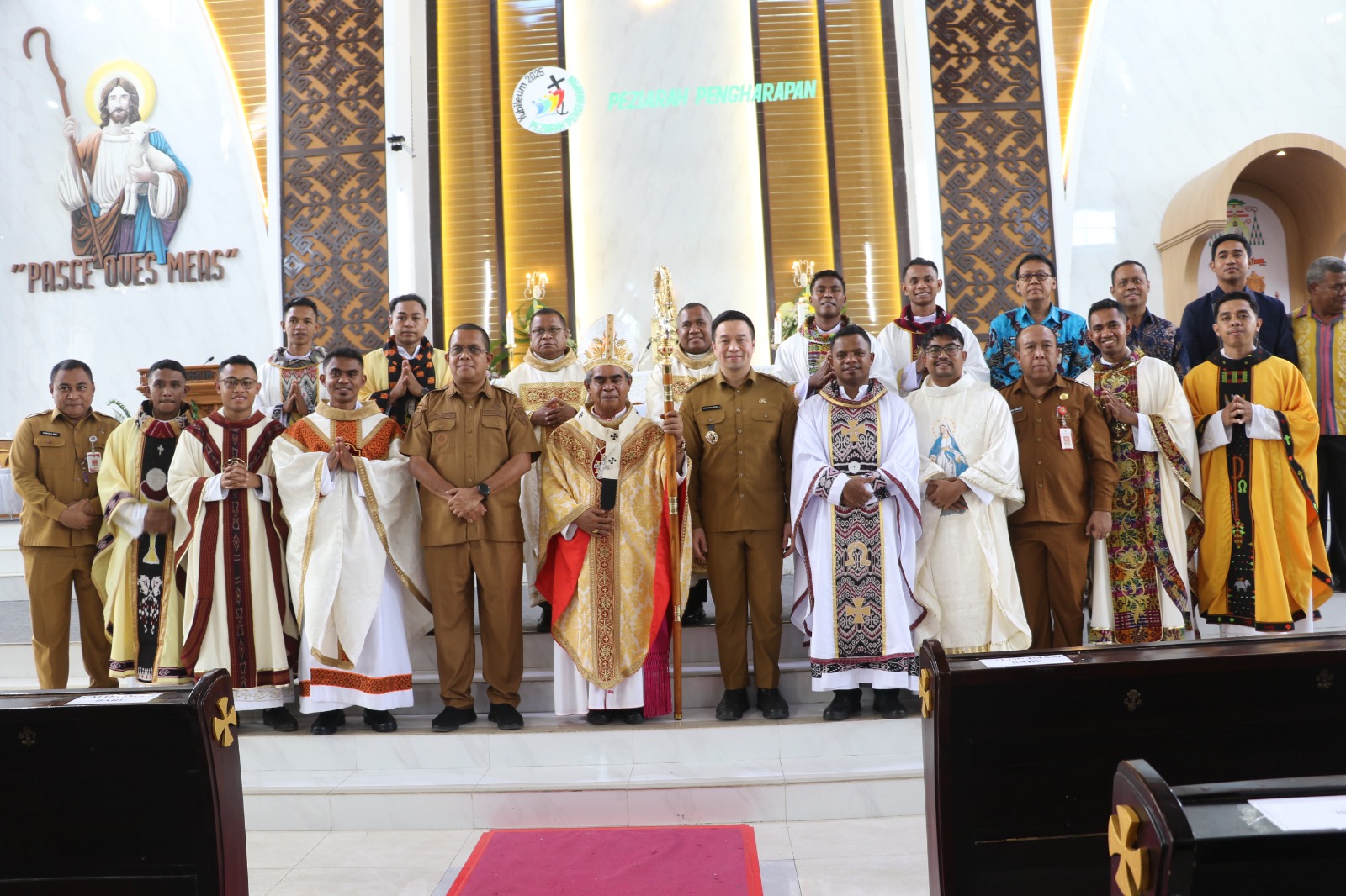 Gubernur NTT Hadiri Pentahbisan 11 Imam di Katedral Kupang, Tegaskan Sinergi Gereja dan Pemerintah untuk Kesejahteraan Umat