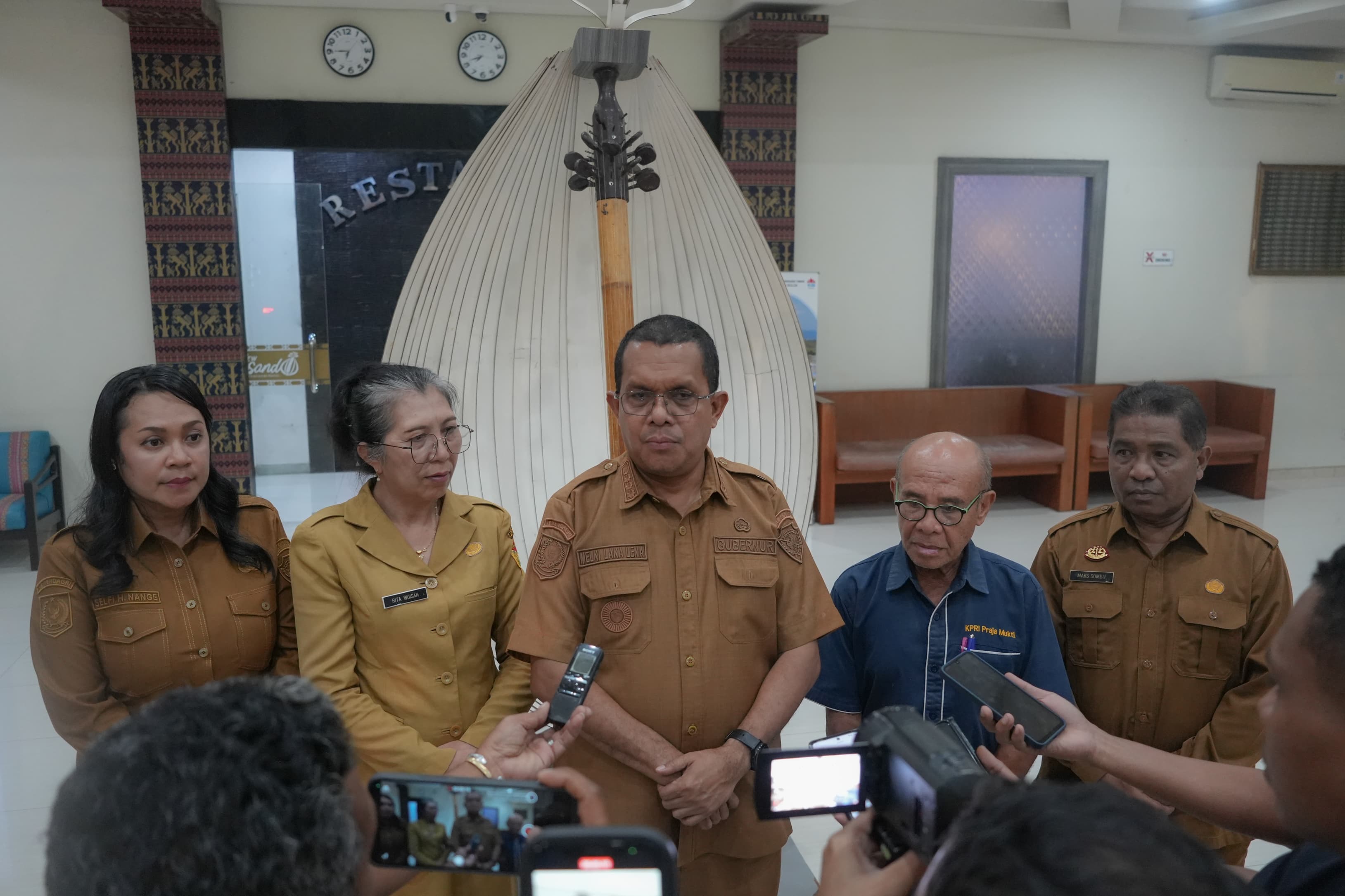 Pimpin RUPS Luar Biasa PT Flobamor, Gubernur Melki Laka Lena Tegaskan Transformasi dan Penguatan Tata Kelola Perusahaan