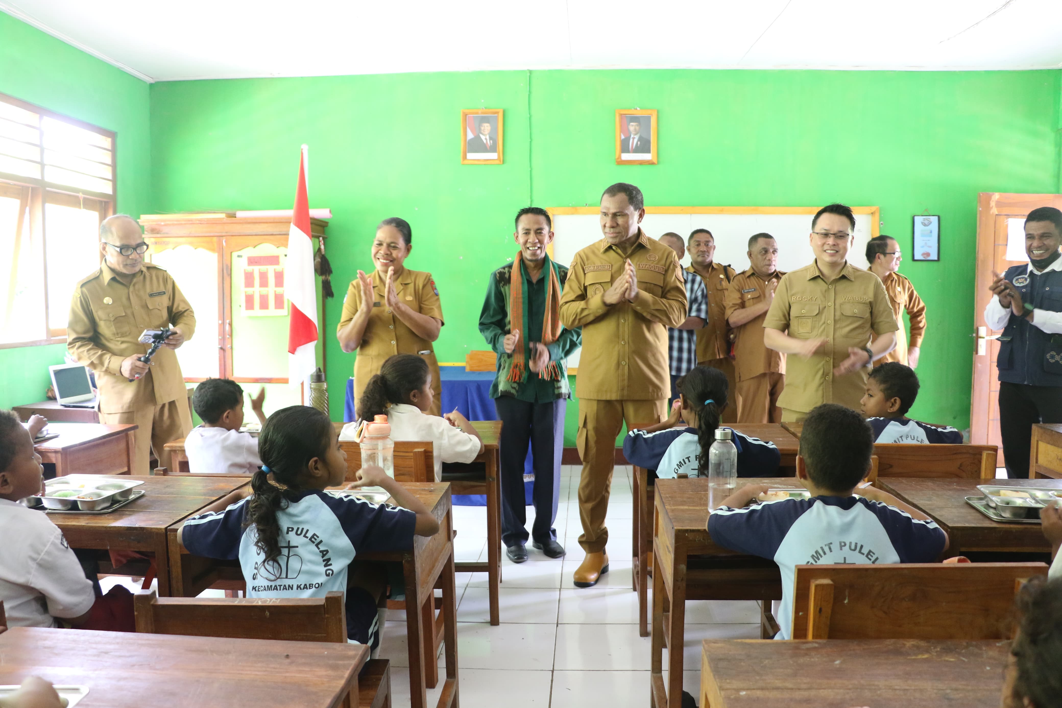 Wakil Gubernur NTT Tinjau SD GMIT Pulelang dan SPPG Alor Kabola, Pastikan Program MBG Berjalan Optimal