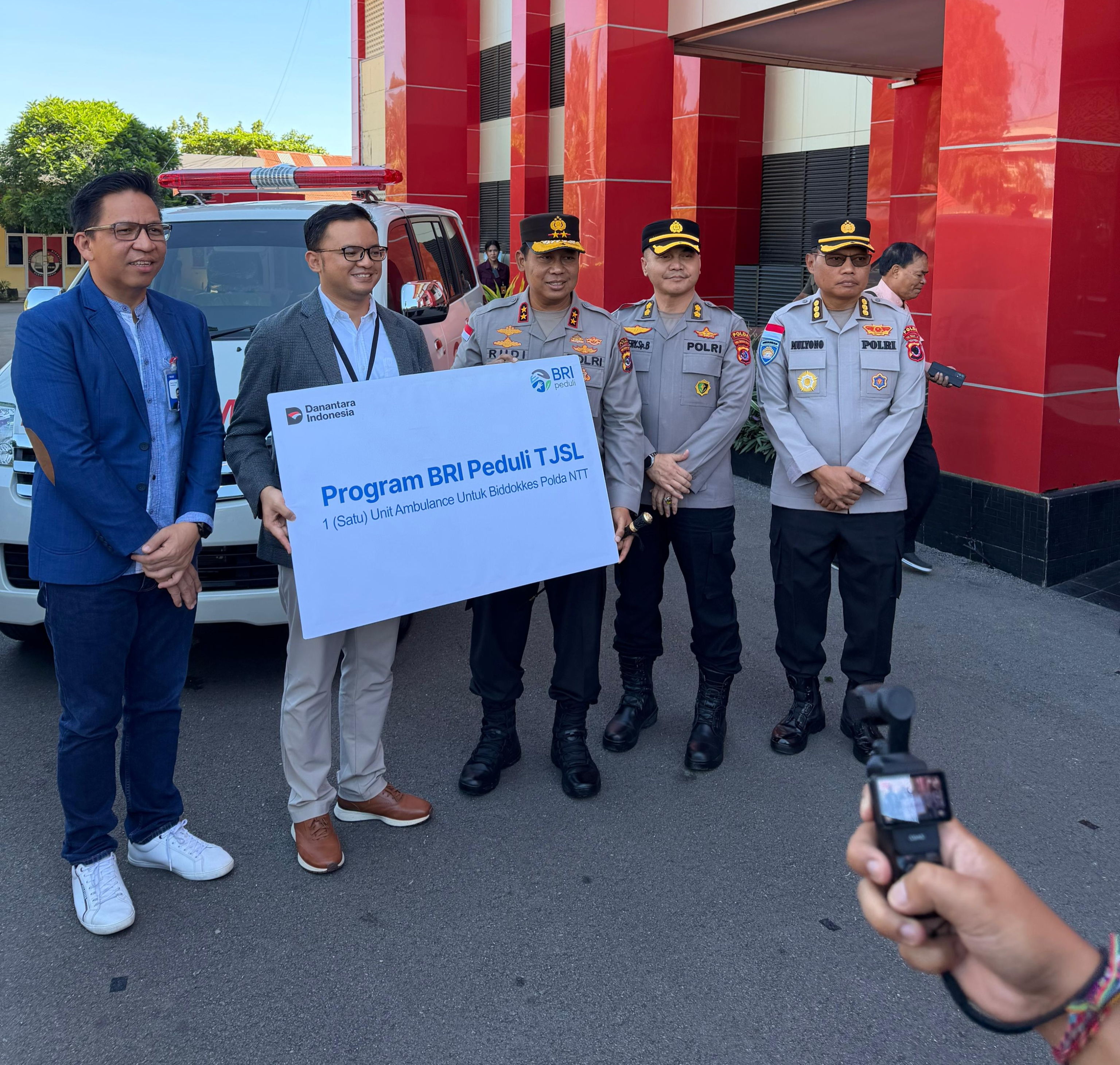 BRI Serahkan Bantuan TJSL 1 Unit Ambulance kepada Polda NTT untuk Dukung Layanan Kesehatan Masyarakat