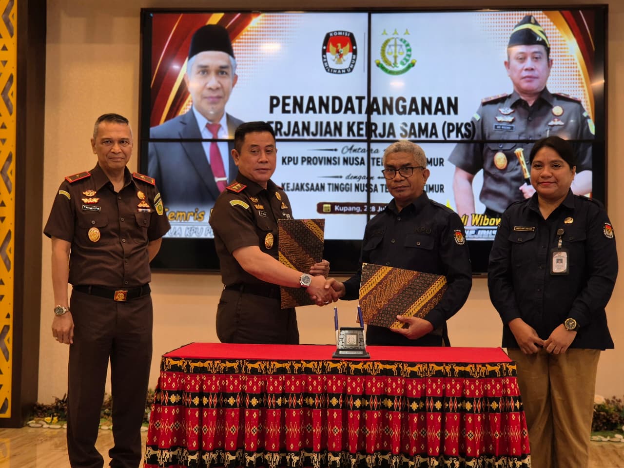 Kejati NTT dan KPU Provinsi NTT Teken Perjanjian Kerja Sama untuk Perkuat Penyelenggaraan Pemilu Berintegritas 