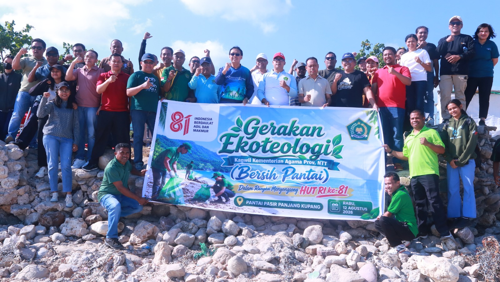 Bersihkan Pantai Pasir Panjang, Kemenag NTT Tegaskan Ekoteologi Harus Hadir dalam Aksi