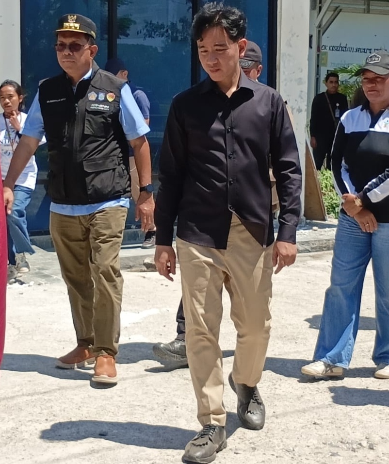 Dampingi Wapres Tinjau Posko Pengungsian, Gubernur Melki Pastikan Koordinasi Pusat dan Daerah Terus Berjalan untuk Penanganan Gempa Flores