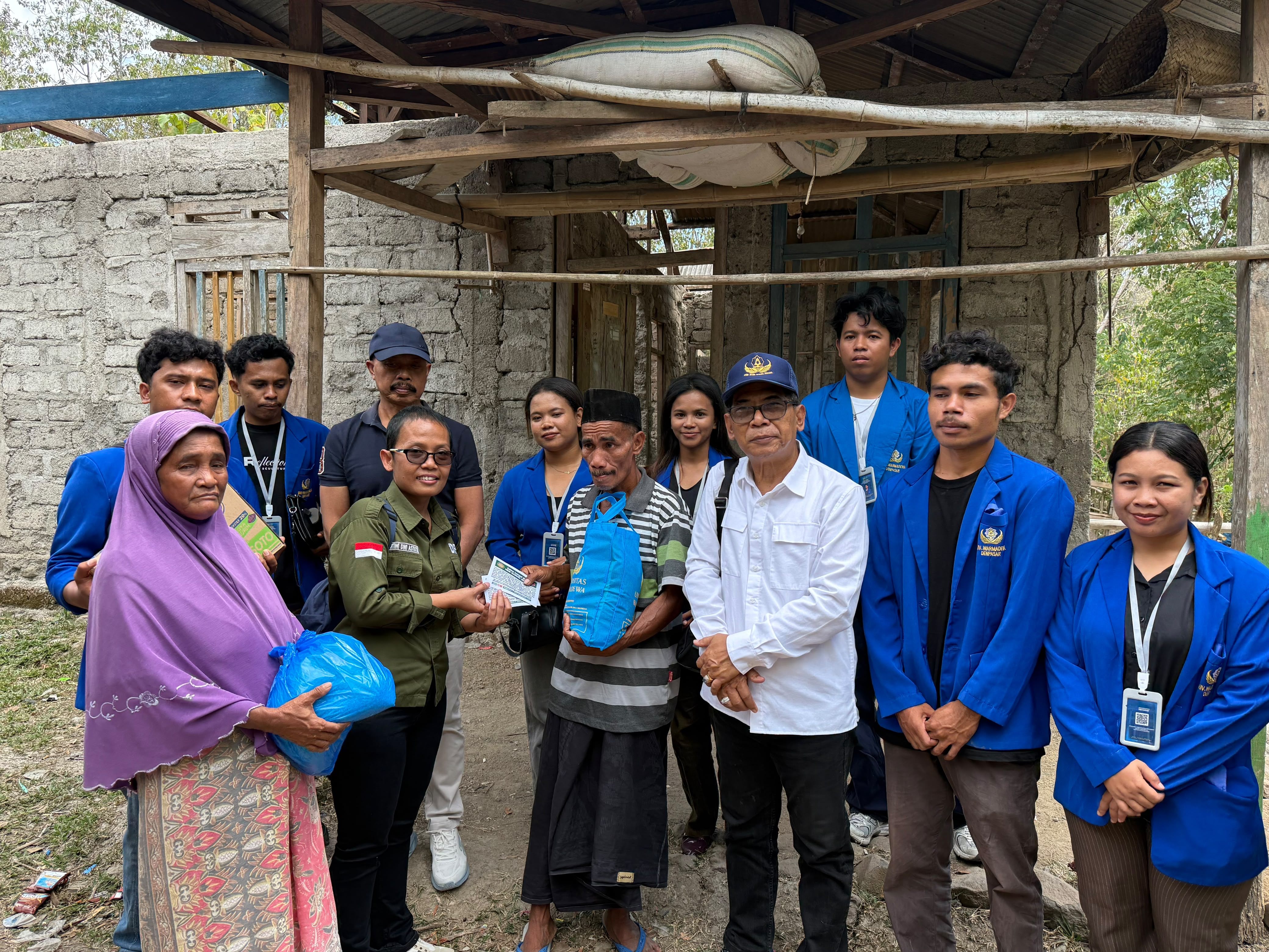 Hari Kedua, Warmadewa bersama Mahasiswa KKN Salurkan Bantuan Korban Gempa NTT di Desa Macang Tanggar.